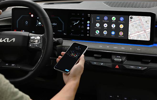 안드로이드 오토가 차량과 무선으로 연결된 모습