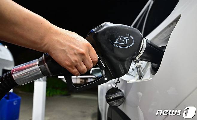 캘리포니아주 라푸엔테의 한 주유소에서 한 손님이 노즐을 잡고 주유 중이다. 2023. 9.7 ⓒ AFP=뉴스1