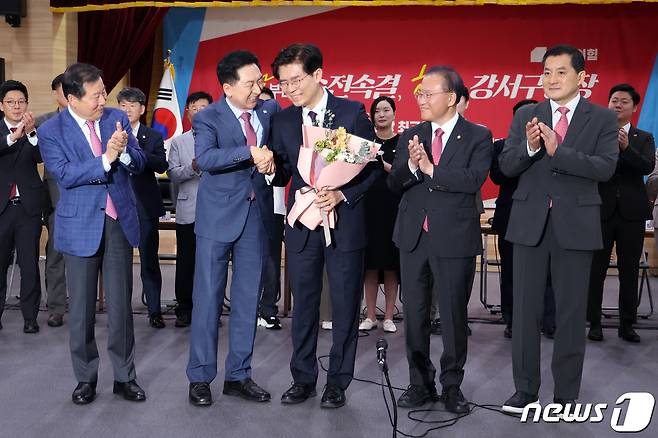 국민의힘 합류를 선언한 조정훈 시대전환 대표가 21일 오전 서울 강서구 곰달래 문화복지센터에서 열린 '동행 서약식'에서 김기현 국민의힘 대표에게 꽃다발을 전달받고 있다. 왼쪽부터 국민의힘 이철규 사무총장, 김 대표, 조 대표, 윤재옥 원내대표, 박대출 정책위의장. 2023.9.21/뉴스1 ⓒ News1 황기선 기자