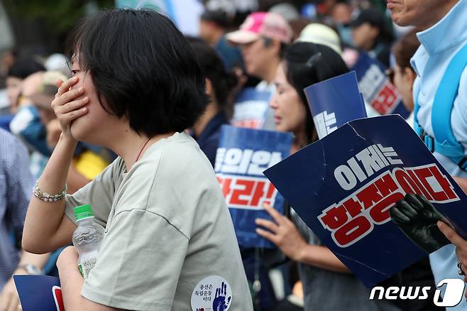 이재명 더불어민주당 대표의 지지자들이 21일 오후 서울 여의도 국회 앞에서 이 대표의 체포동의안 가결 소식에 슬퍼하고 있다. 2023.9.21/뉴스1 ⓒ News1 이승배 기자