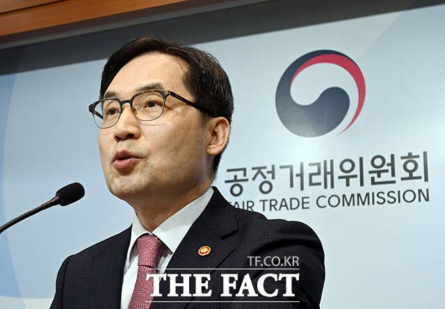 한기정 공정거래위원장이 21일 세종시 정부세종청사에서 브로드컴 인코퍼레이티드 등 4개사의 거래상 지위 남용 건에 대한 심의 결과를 발표하고 있다. /세종=이동률 기자