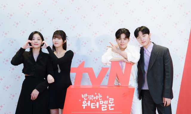 배우 설인아 신은수 려운 최현욱(왼쪽부터) tvN 새 월화드라마 '반짝이는 워터멜론'을 통해 청량한 청춘들의 모습을 보여준다. /tvN