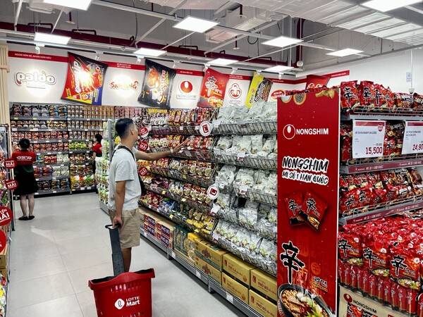 롯데마트 K-라면 코너. 현지 고객이 라면을 구매하기 위해 매대를 살펴보고 있다. (사진=이승주 기자)