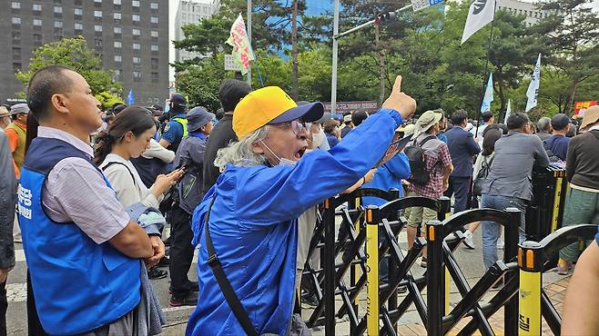 21일 오후 4시 40분쯤 더불어민주당 이재명 대표의 체포동의안이 가결되자 이 대표 지지자가 경찰을 향해 삿대질을 하고 있다. /서보범 기자