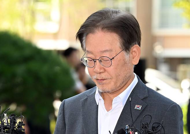이재명 더불어민주당 대표가 쌍방울그룹 대북송금 의혹 관련 조사를 받기 위해 지난 12일 오후 경기 수원시 영통구 수원지방검찰청에 재출석하고 있다./뉴스1