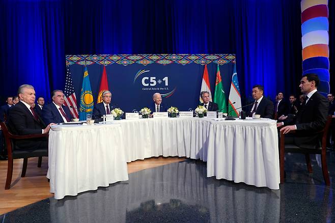 제78차 유엔총회가 진행 중인 미국 뉴욕에서 19일(현지 시각) 미국과 카자흐스탄, 키르기스스탄, 타지키스탄, 투르크메니스탄, 우즈베키스탄 등 중앙아시아 5개국 정상이 참석하는 'C(Central Asia의 이니셜)5+1' 정상회의가 열리고 있다. 이날 미국 측은 중국의 '희귀 광물 무기화' 가능성에 맞서 중앙아시아의 광물 자원 개발과 중요 광물 안보 증진을 위한 'C5+1 중요 광물 대화' 출범을 제안했다.