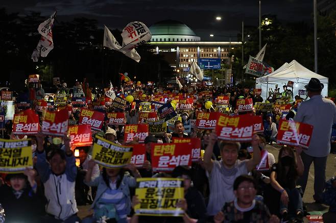 이재명 더불어민주당 대표 체포동의안이 가결된 21일 오후 서울 영등포구 여의도 국회 앞에서 촛불행동 회원들이 구호를 외치고 있다. /뉴스1