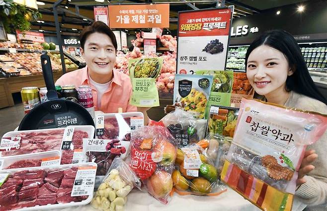 모델들이 21일 서울 등촌동 ‘홈플러스 메가푸드마켓’ 강서점에서 ‘2023 추석 위풍당당 프로젝트’ 행사 상품을 선보이고 있다.ⓒ홈플러스