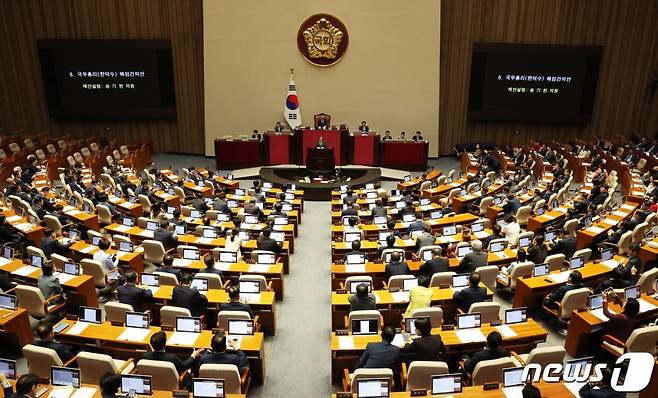 송기헌 더불어민주당 원내수석부대표가 21일 오후 서울 여의도 국회에서 열린 제410회 국회(정기회) 제8차 본회의에서 국무총리(한덕수) 해임건의안에 대한 제안설명을 하고 있다. 2023.9.21. 뉴스1