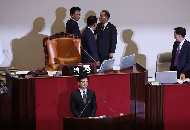 김진표 국회의장이 21일 오후 서울 여의도 국회에서 열린 제410회 국회(정기회) 제8차 본회의에서 한동훈 법무장관의 국회의원(이재명) 체포동의안에 대한 체포동의요청 이유설명이 길어지자 항의하는 박광온 더불어민주당 원내대표, 한 장관을 지지하는 윤재옥 원내대표와 대화를 하고 있다. 2023.9.21/뉴스1