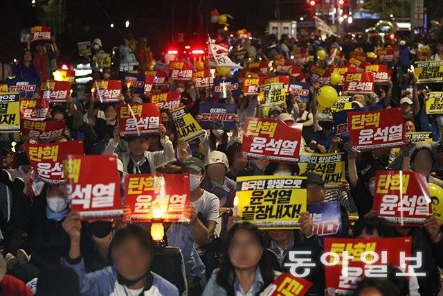 더불어민주당 이재명 대표에 대한 체포동의안이 국회 본회의에서 가결된 가운데 이날 저녁 서울 여의도 국회 인근에서 윤석열 대통령 탄핵 촉구 촛불집회가 열리고 있다. 양회성 기자 yohan@donga.com