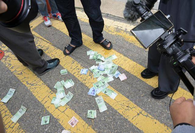 마약 상습 투약 혐의를 받는 배우 유아인(본명 엄홍식)이 21일 서울 서초구 서울중앙지방법원에서 열린 구속 전 피의자심문(영장실질심사)을 마치고 돌아가던 중 현장에 있던 유튜버가 "영치금으로 사용하라"는 뜻으로 뿌린 돈다발이 바닥에 떨어져 있다. 서재훈 기자