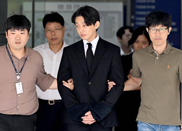 마약 상습 투약 혐의를 받는 배우 유아인(본명 엄홍식)이 21일 서울 서초구 서울중앙지방법원에서 열린 구속 전 피의자심문(영장실질심사)을 마치고 청사를 나서고 있다. 서재훈 기자