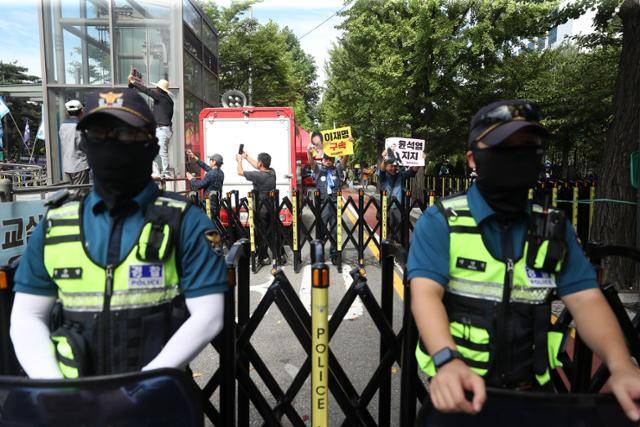 21일 오전 서울 여의도 국회 앞에서 이재명 더불어민주당 대표 체포동의안 가결을 촉구하는 집회가 열리고 있다. 뉴스1