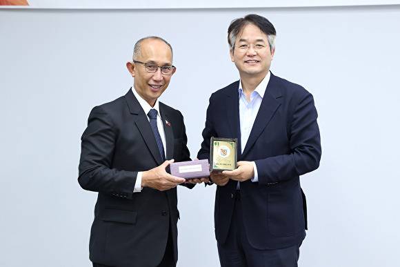 고양특례시 이동환 시장(우측)과 필리핀 바기오시(市)벤자민 마갈롱 바기오시장(왼쪽)이 함께  기념촬영을 하고 있다. [사진=고양시]