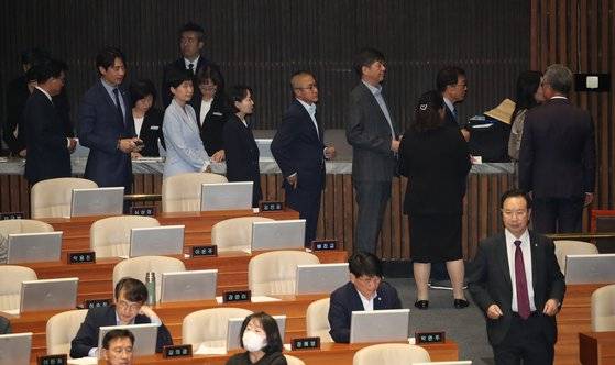 더불어민주당 의원들이 21일 오후 서울 여의도 국회에서 열린 제410회 국회(정기회) 제8차 본회의에서 이재명 민주당 대표에 대한 체포동의안 투표를 하고 있다. 뉴스1