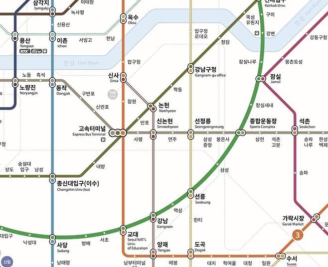 시민 전문가들은 지하철 2호선을 유일하게 원형으로 표현하자 역 간 여백이 다소 커졌다고 지적한다.  /사진=서울시