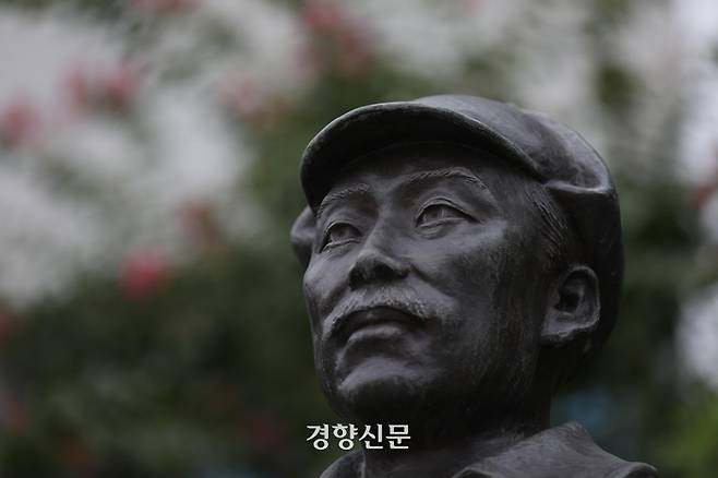 서울 용산구 국방부 청사 앞에 설치된 고 홍범도 장군 흉상. 국방부는 이 흉상도 이전을 검토 중이다. 김창길 기자