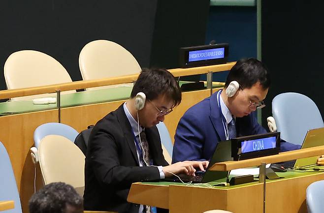 While President Yoon Suk Yeol delivers a keynote speech at the 78th United Nations General Assembly held at the United Nations Headquarters in New York on Wednesday (local time), the seats for the North Korean delegation are empty and officials from China take note.