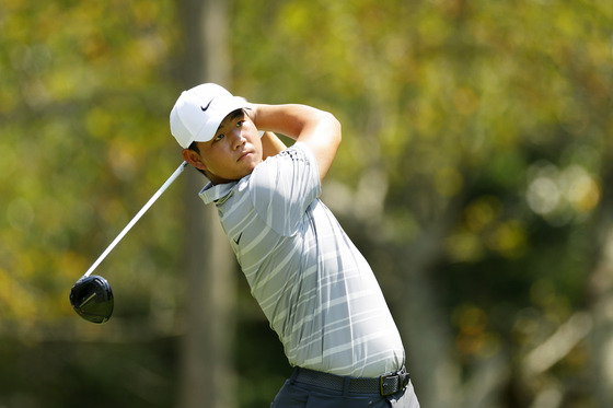 Tom Kim, also known as Kim Joo-hyung, plays his shot from the fifth tee during the second round of the Tour Championship at East Lake Golf Club in Atlanta, Georgia on Aug. 25.  [GETTY IMAGES]