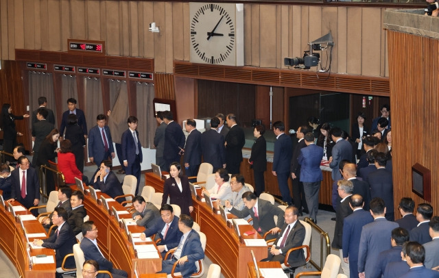 12일 열린 국회 본회의에서 국민의힘 의원들이 한덕수 국무총리 해임건의안 투표를 하고 있다. 연합뉴스