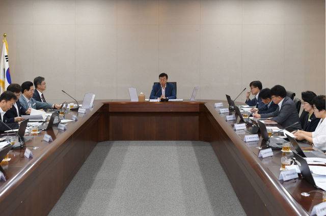 신상진 성남시장이 지난 20일 열린 9월 정례간부회의에서 자체 세입 558억원 감소가 예상돼 내년도 긴축재정 예산 편성을 지시했다./사진제공=성남시