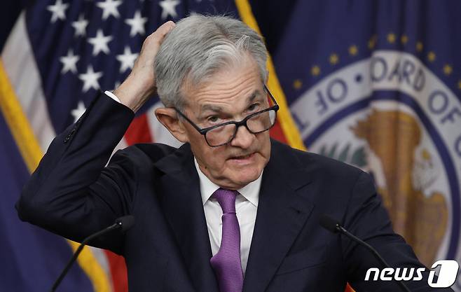 제롬 파월 미국 연방준비제도(Fed·연준) 의장이 20일(현지시간) 워싱턴 연준에서 FOMC가 기준금리를 5.25∼5.50%로 동결한 뒤 기자회견을 하고 있다. /AFPBBNews=뉴스1