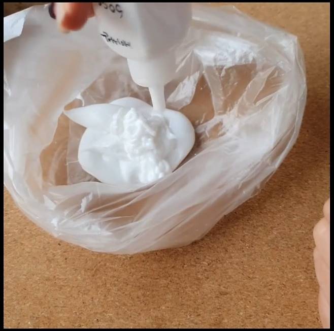 도매상 최 모 씨가 오픈채팅방에 올린 마취제 제조 영상 일부를 머니투데이가 단독 입수했다. 조루증 환자 치료에 사용되는 리도카인 성분의 마취용 크림과 겔을 7대 3의 비율로 섞어 사용하라며, 섞는 방법을 알려주고 있다. /사진=해당 영상 캡처