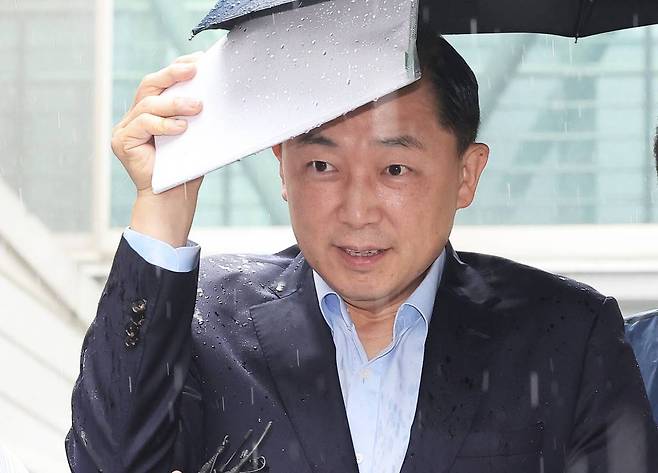 수백억원대 임금 및 퇴직금을 체불한 혐의로 구속영장이 청구된 박현철 위니아전자 대표가 20일 경기도 성남시 수원지방법원 성남지원에서 열린 구속 전 피의자 심문(영장실질심사)에 출석하고 있다. 박씨는 지난해 7월부터 수개월간 근로자 412명에 대한 임금과 퇴직금 약 302억원을 체불한 혐의를 받는다./사진=공동취재사진, 뉴시스