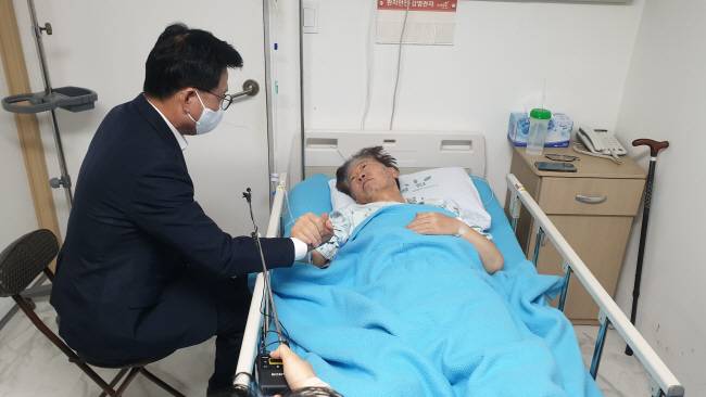 병상의 이재명 박광온(왼쪽) 더불어민주당 원내대표가 21일 오전 서울 중랑구 녹색병원에 입원 중인 이재명 민주당 대표의 손을 잡고 이야기를 나누고 있다. 국회사진기자단