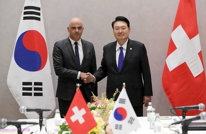 제78차 유엔총회 참석차 미국을 방문 중인 윤석열 대통령이 20일(현지시간) 뉴욕에서 열린 한·스위스 정상회담에서 알랭 베르세 스위스 대통령과 기념촬영을 하고 있다. [연합]