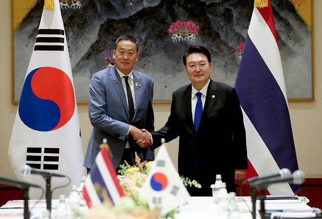 제78차 유엔 총회 참석차 미국을 방문한 윤석열 대통령이 20일(현지시간) 뉴욕에서 열린 한·태국 정상회담에서 세타 타위신 태국 총리와 악수하고 있다. [연합]