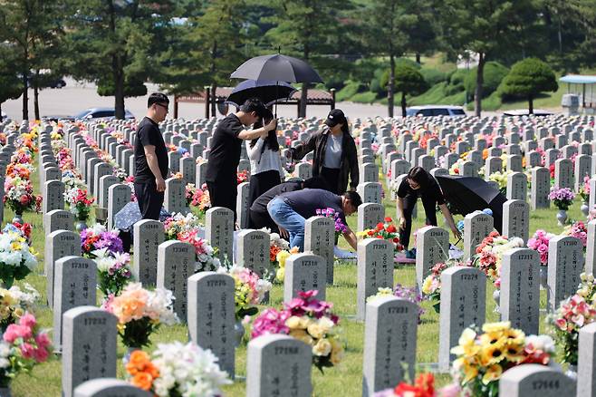 추석을 앞둔 국립대전현충원에 조화가 빼곡이 놓여 있다. [연합]