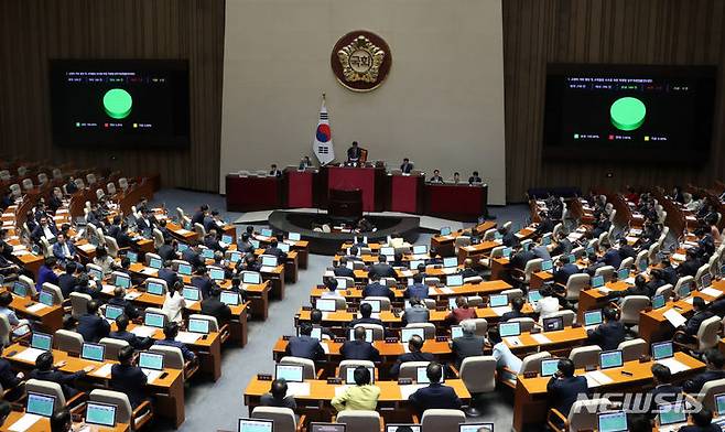 [서울=뉴시스] 추상철 기자 = 21일 오후 서울 여의도 국회 본회의장에서 열린 제410회국회(정기회) 제8차 본회의에서 교원의 지위 향상 및 교육활동 보호를 위한 특별법 일부개정법률안(대안)이 가결되고 있다. 2023.09.21. scchoo@newsis.com