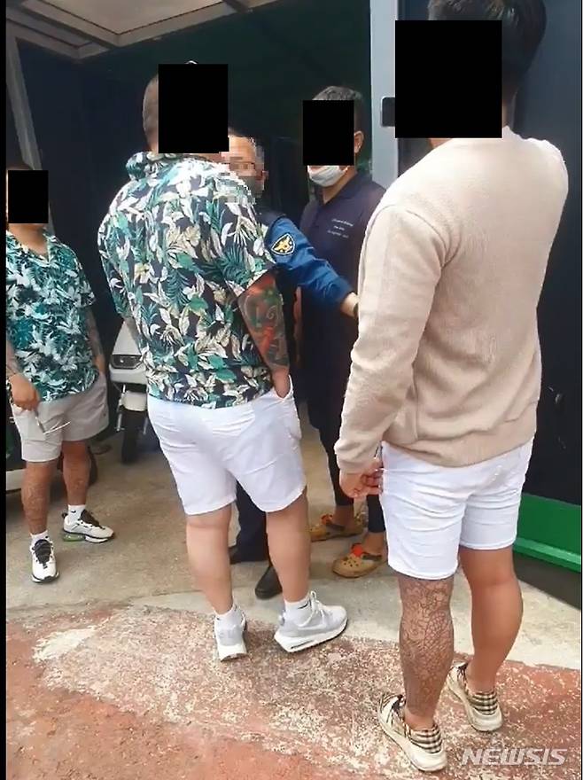 [제주=뉴시스] 오영재 기자 = 지난해 5월 제주 가파도의 한 식당에서 35억원대 부동산 갈취 사주를 받은 조직폭력배가 행패를 부려 경찰이 수습에 나서고 있다. (사진=제주지방검찰청 제공) 2023.04.05. photo@newsis.com