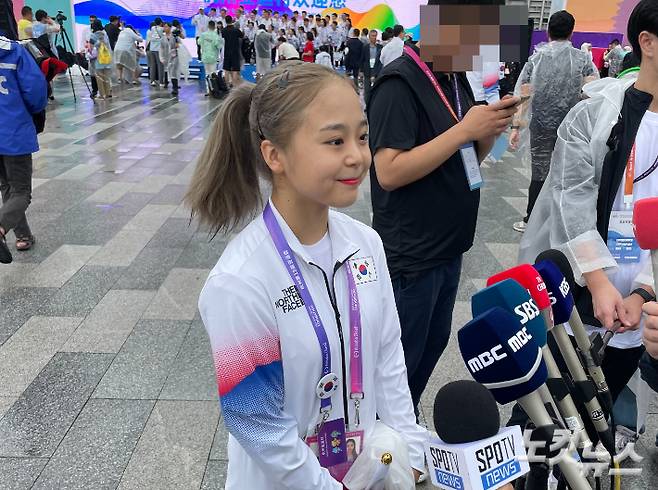 취채진과 인터뷰 중인 이은주. 항저우(중국)=김조휘 기자