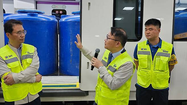 시승 열차 설명하는 현대로템 이원상 레일솔루션연구소장