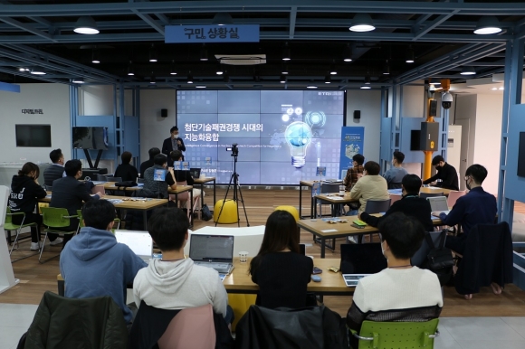 지난해 서울 구로구가 진행한 ‘4차 산업 혁명 도시 정책 아이디어 경진대회’에서 참가자들이 정책 아이디어에 관해 설명하고 있다. 구로구 제공