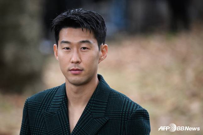 손흥민이 영국 패션쇼에 참석해 포즈를 취하고 있다. /AFPBBNews=뉴스1