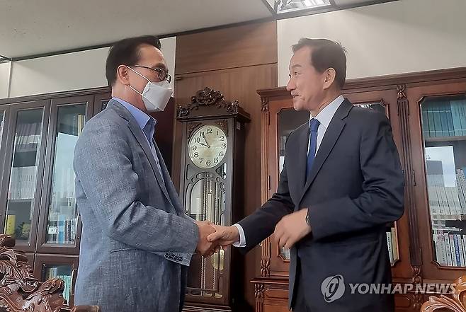 인사 나누는 이석형 언론중재위원장과 류희림 방송통신심의위원장 (서울=연합뉴스) 이정현 기자 = 이석형 언론중재위원장(왼쪽)과 류희림 방송통신심의위원장이 21일 서울 중구 프레스센터 언론중재위원회에서 인사를 나누고 있다. 2023.9.21 lisa@yna.co.kr