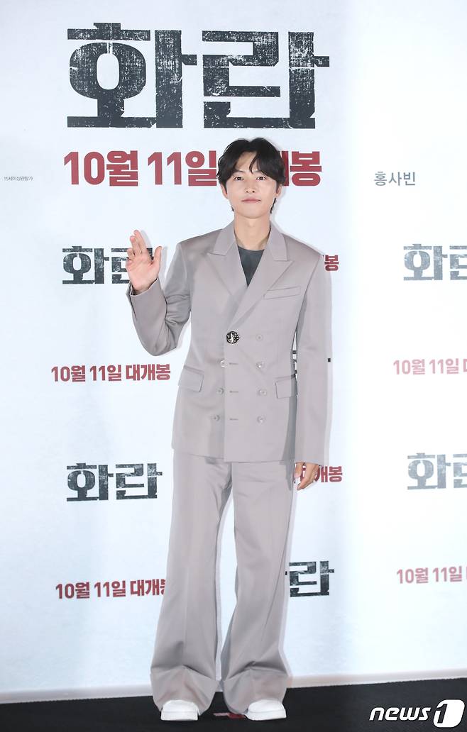 배우 송중기가 22일 서울 강남구 메가박스 코엑스에서 열린 영화 '화란‘(감독 김창훈) 언론시사회에서 포즈를 취하고 있다. ⓒ News1 권현진 기자