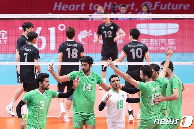 22일 오후 중국 샤오싱 차이나 텍스타일 시티 스포츠센터에서 열린 남자 배구 12강 토너먼트 대한민국과 파키스탄의 경기에서 파키스탄 선수들이 기쁨을 나누고 있다. 2023.9.22/뉴스1 ⓒ News1 신웅수 기자