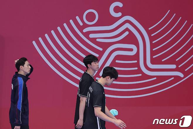 22일 오후 중국 샤오싱 차이나 텍스타일 시티 스포츠센터에서 열린 남자 배구 12강 토너먼트 대한민국과 파키스탄의 경기에서 0대 3으로 패한 후 임동혁을 비롯한 선수들이 경기장을 나서고 있다. 2023.9.22/뉴스1 ⓒ News1 신웅수 기자