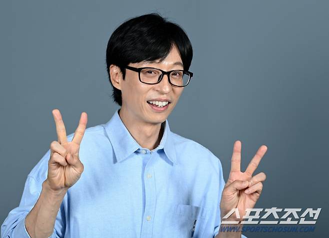 제2회 청룡시리즈어워즈(Bluedragon Series Awards, BSA)에서 남자예능인상을 수상한 유재석이 스포츠조선과의 인터뷰에 앞서 포즈를 취하고 있다. 목동=허상욱 기자wook@sportschosun.com/2023.08.08/