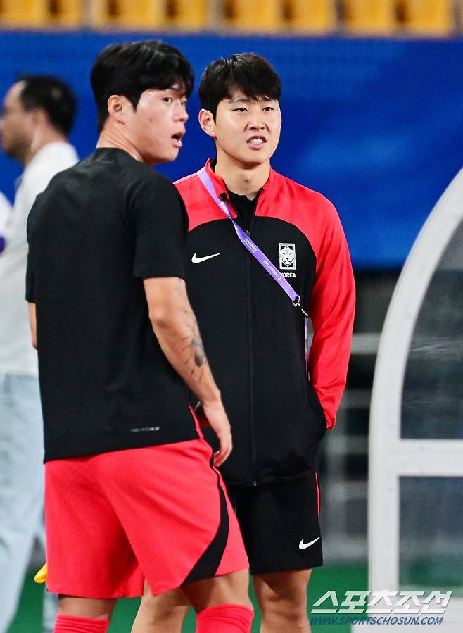 훈련을 지켜보는 이강인.