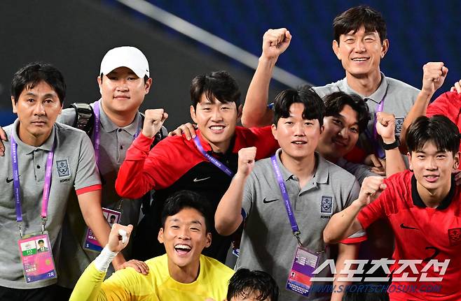 항저우 완전체 이룬 축구대표팀.