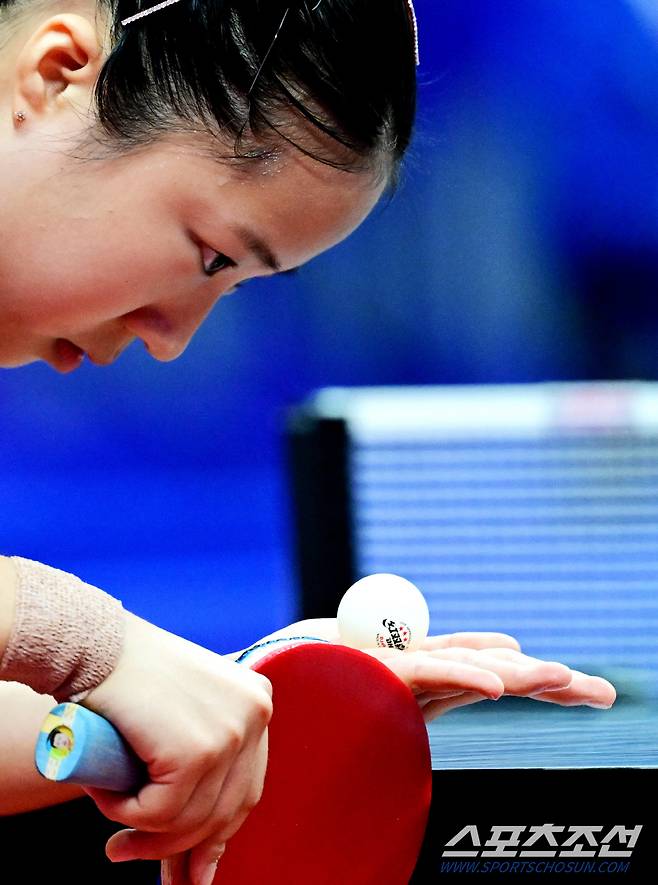 22일 중국 항저우 궁수체육관에서 열린 여자탁구 단체전 조별리그 2차전 대한민국과 태국 경기. 태국을 상대로 서브를 넣고 있는 신유빈. 항저우(중국)=송정헌 기자songs@sportschosun.com/2023.09.22/