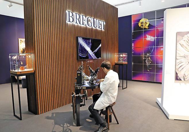 ‘프리즈 서울 2023′에 마련된 스위스 하이엔드 시계 브랜드 브레게의 부스 전경. /브레게 제공