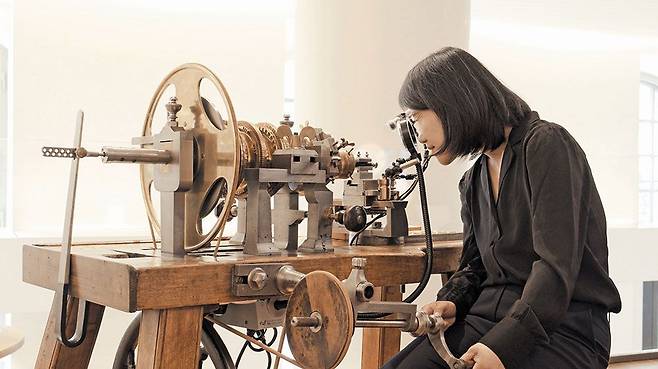 올해 프리즈 서울에서 브레게와 협업해 〈스트리밍 타임〉 전시를 기획한 심소미 큐레이터. /브레게 제공