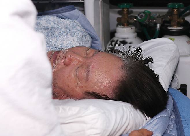 단식 19일차인 이재명 더불어민주당 대표가 18일 오전 서울 여의도 국회 당 대표실에서 119 구급대에 의해 병원으로 이송되고 있다. /뉴스1